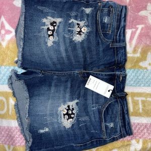 Judy blue daisy patch shorts